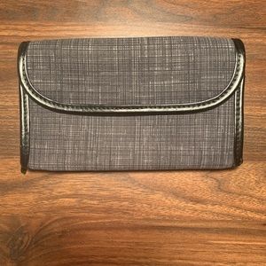 Black crosshatch Thirty One wallet
